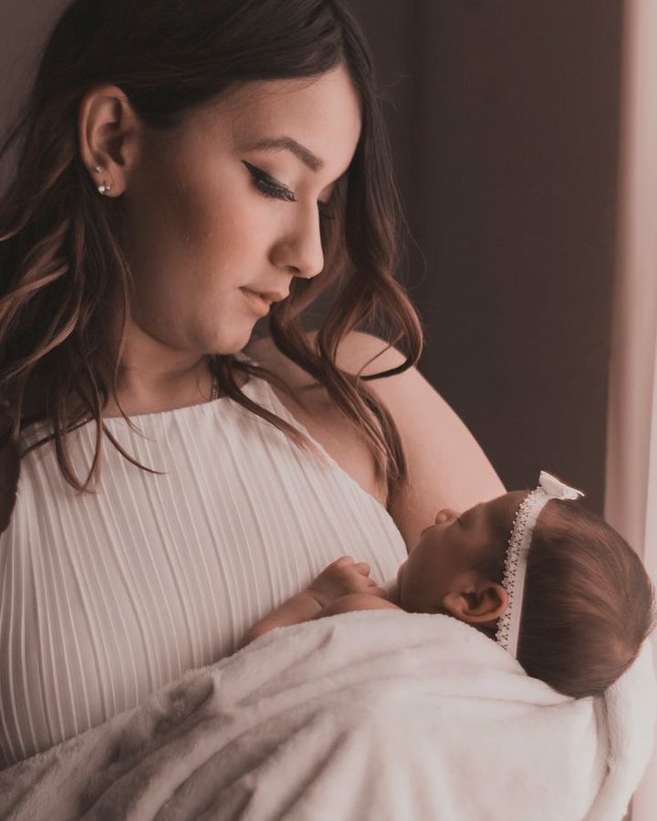Una mamma allatta il suo bambino